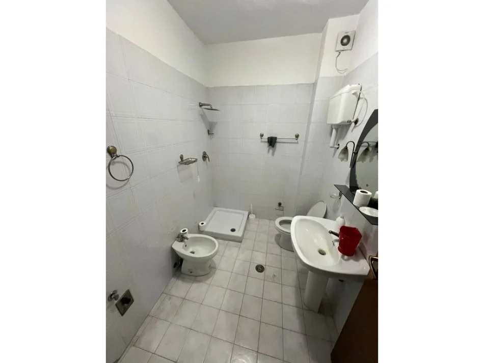 Tirane, jepet me qera apartament 2+1 Kati 2, 130 m² 500 € (Ministrisë së Jashtme)