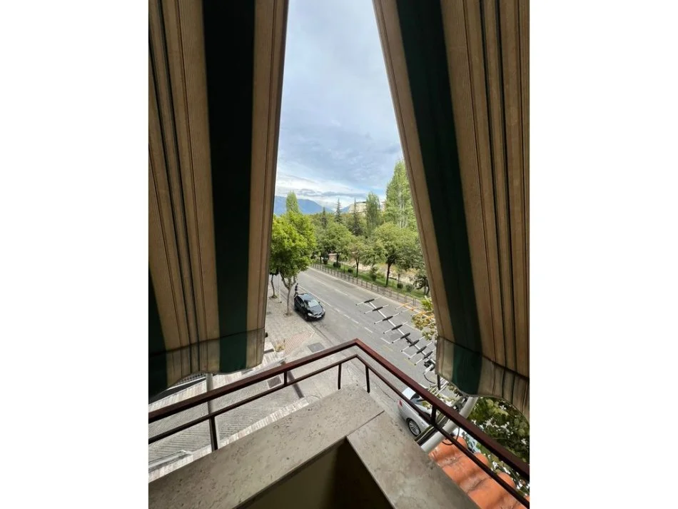 Tirane, jepet me qera apartament 2+1 Kati 2, 130 m² 500 € (Ministrisë së Jashtme)