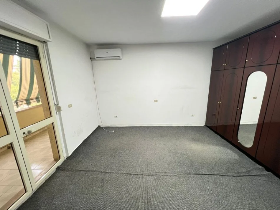 Tirane, jepet me qera apartament 2+1 Kati 2, 130 m² 500 € (Ministrisë së Jashtme)