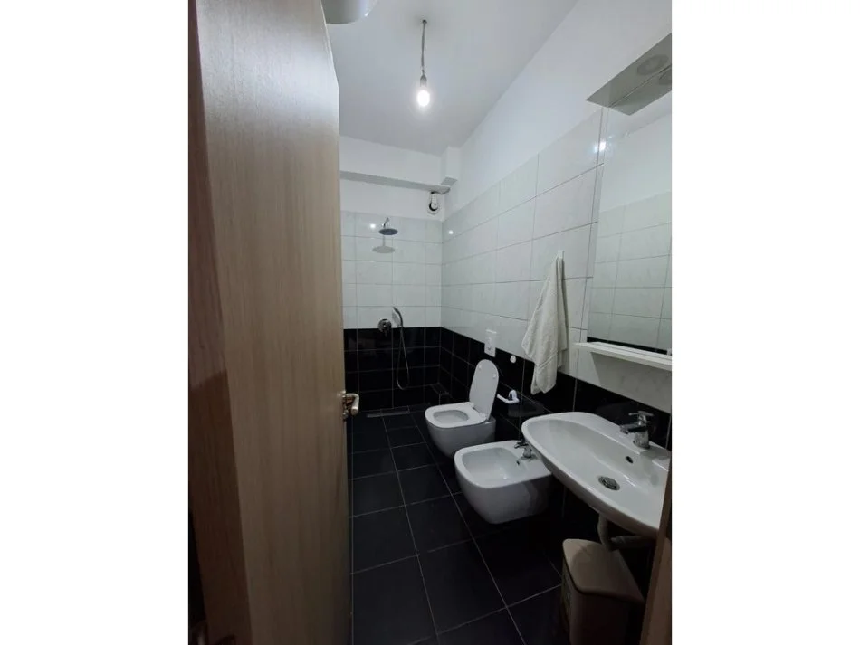 Tirane, jepet me qera apartament 2+1 Kati 6, 93 m² 550 € (përballë Spitalit Amerikan 3)