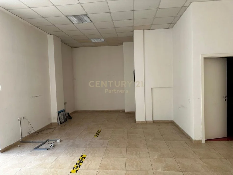 Tirane, jepet me qera ambjent biznesi Kati 0, 52 m² 550 € (Kompleksi Magnet)