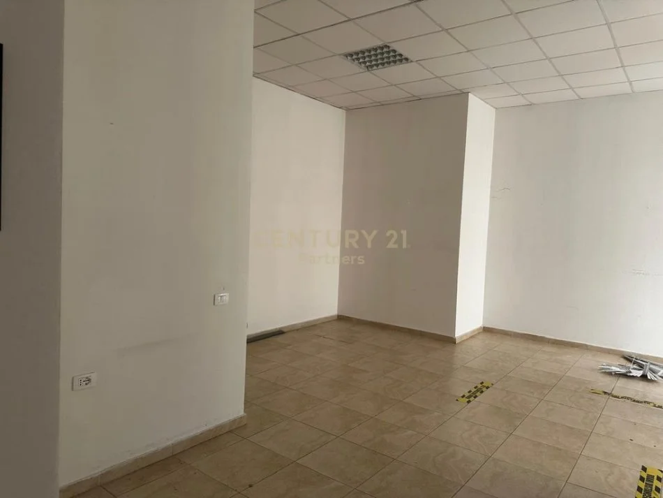 Tirane, jepet me qera ambjent biznesi Kati 0, 52 m² 550 € (Kompleksi Magnet)