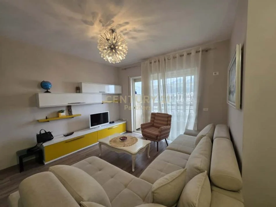 Tirane, jepet me qera apartament 2+1 Kati 10, 100 m² 700 € (HIPOTEKA)