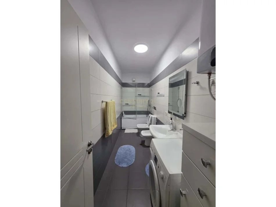 Tirane, jepet me qera apartament 2+1 Kati 10, 100 m² 700 € (HIPOTEKA)