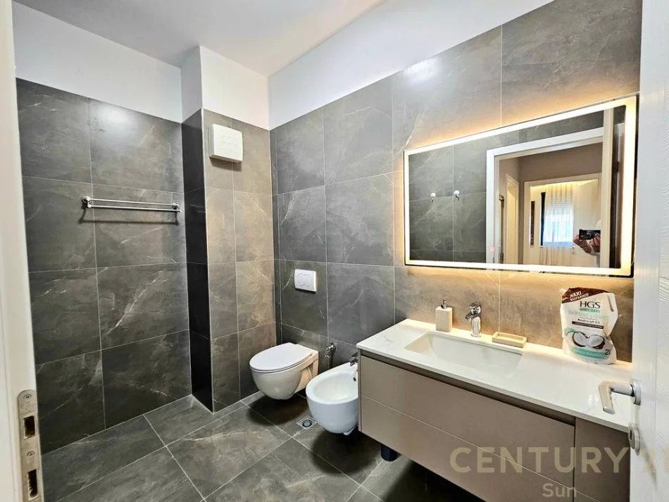 Tirane, jepet me qera apartament 1+1 Kati 6, 77 m² 800 € (zonen e Liqenit te Thate, ngjitur me Hotel Radissonin.)