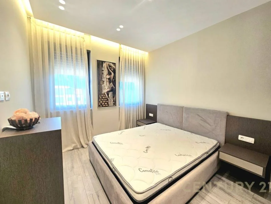 Tirane, jepet me qera apartament 1+1 Kati 6, 77 m² 800 € (zonen e Liqenit te Thate, ngjitur me Hotel Radissonin.)