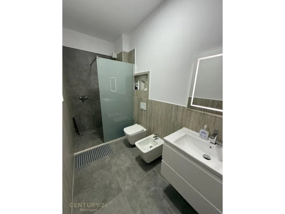 Tirane, jepet me qera apartament 1+1 Kati 10, 72 m² 650 € 