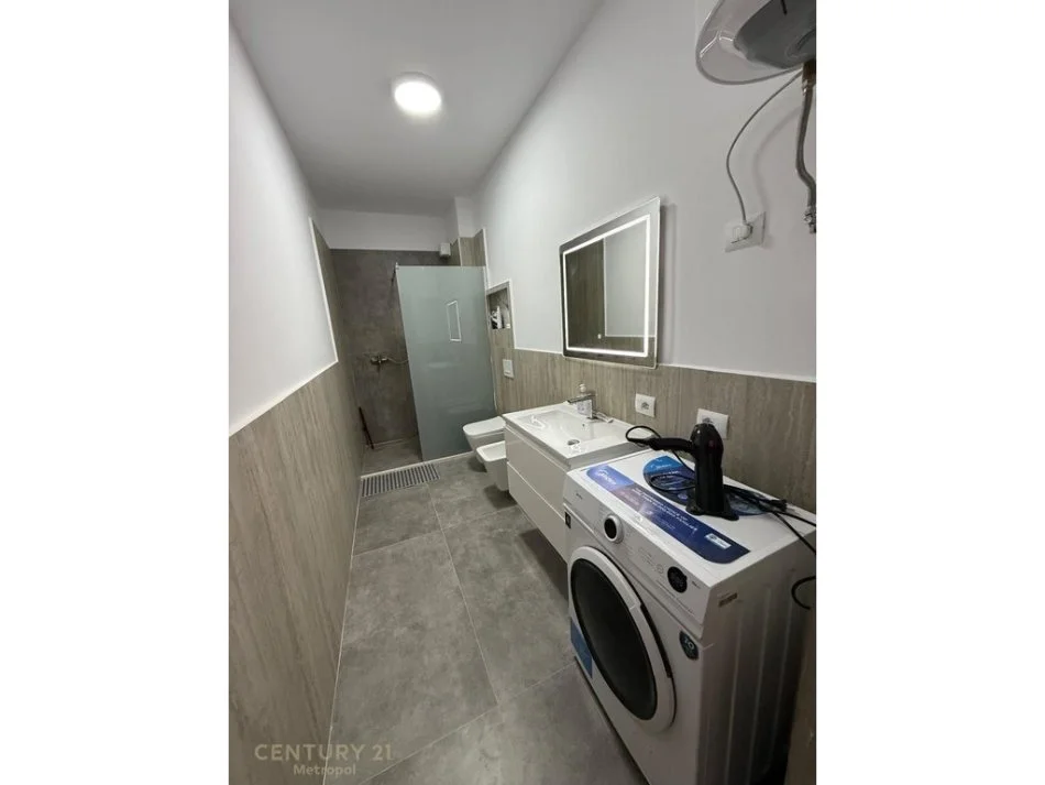 Tirane, jepet me qera apartament 1+1 Kati 10, 72 m² 650 € 