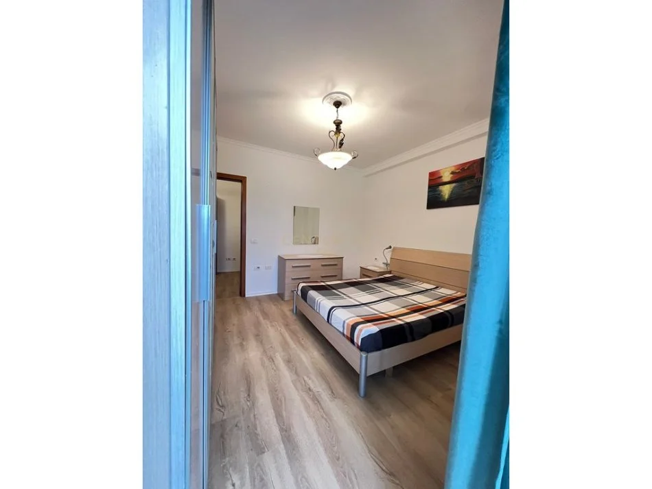 Tirane, jepet me qera apartament 1+1 Kati 7, 70 m² 400 € (Fresku)