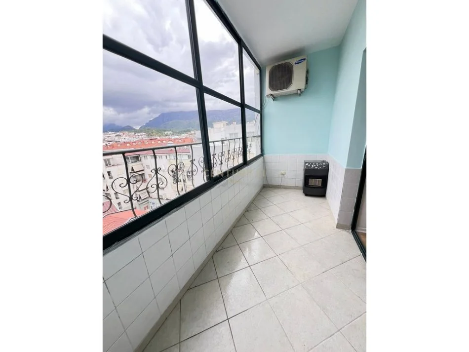 Tirane, jepet me qera apartament 1+1 Kati 7, 70 m² 400 € (Fresku)