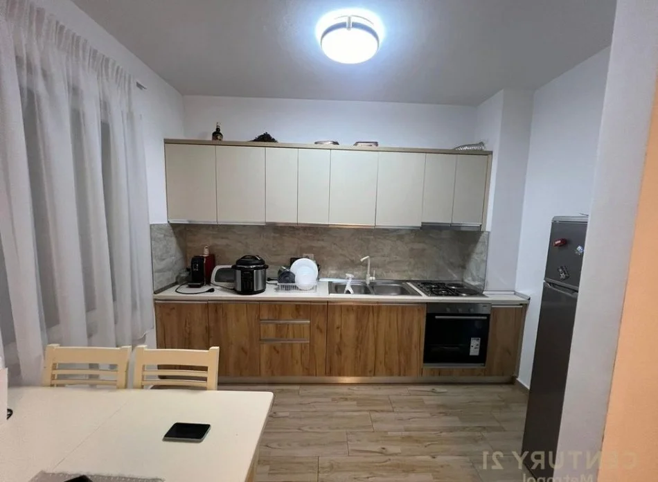 Tirane, jepet me qera apartament 1+1 Kati 1, 70 m² 550 € (Rruga 5 Maji)