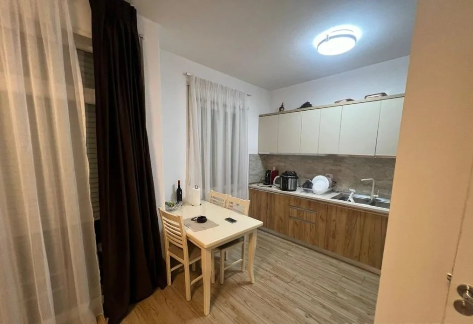 Tirane, jepet me qera apartament 1+1 Kati 1, 70 m² 550 € (Rruga 5 Maji)
