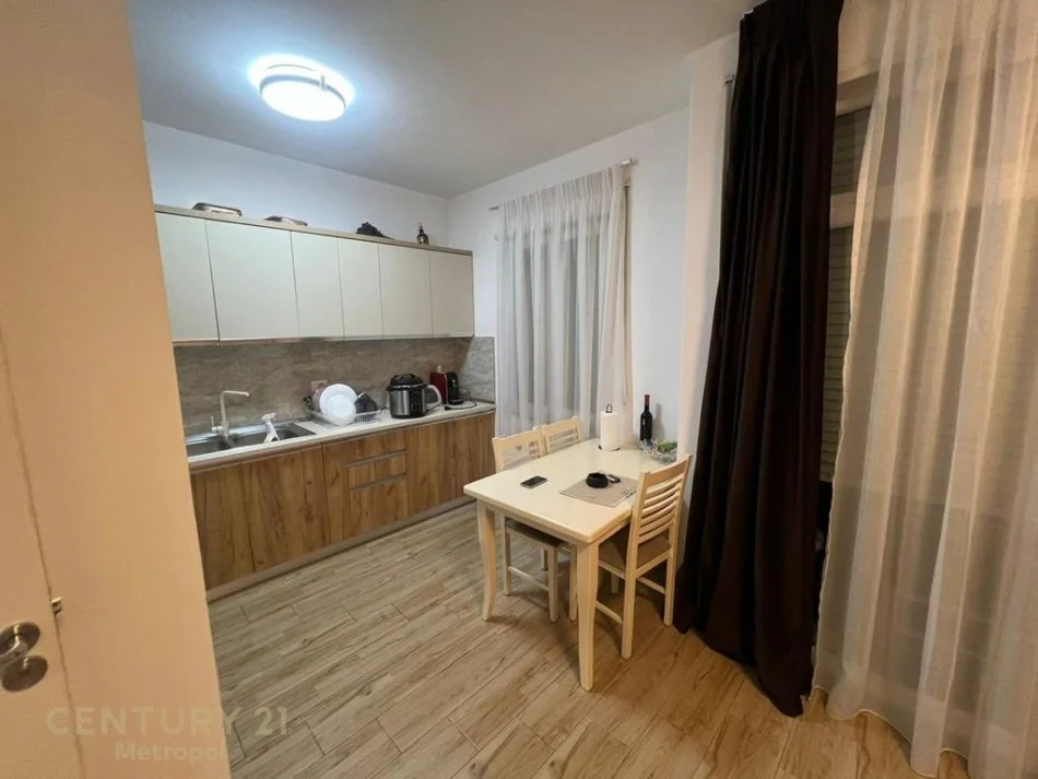 Tirane, jepet me qera apartament 1+1 Kati 1, 70 m² 550 € (5 Maji)