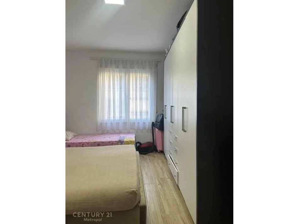 Tirane, jepet me qera apartament 1+1 Kati 1, 70 m² 550 € (Rruga 5 Maji)