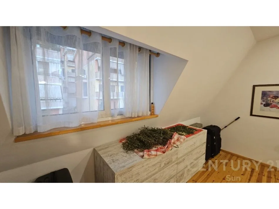 Tirane, jepet me qera apartament 2+1 Kati 4, 100 m² 900 € (Hotel Radisson ne zonen e Liqenit te Thate.)