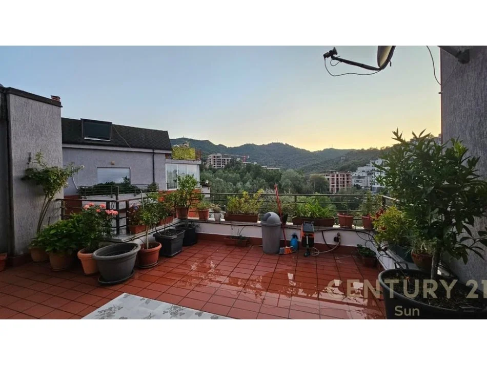 Tirane, jepet me qera apartament 2+1 Kati 4, 100 m² 900 € (Hotel Radisson ne zonen e Liqenit te Thate.)