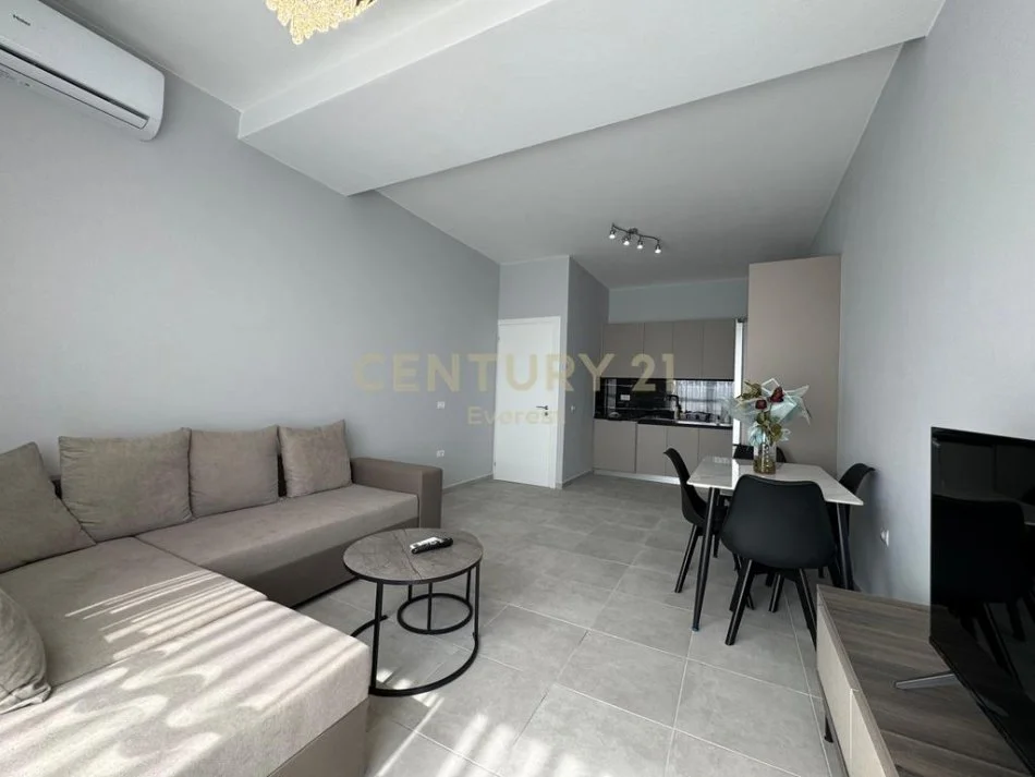 Tirane, jepet me qera apartament 2+1 Kati 7, 101 m² 750 € (Brryli)