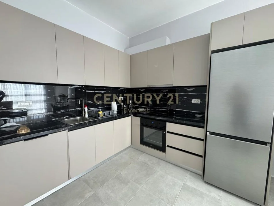 Tirane, jepet me qera apartament 2+1 Kati 7, 101 m² 750 € (Brryli)