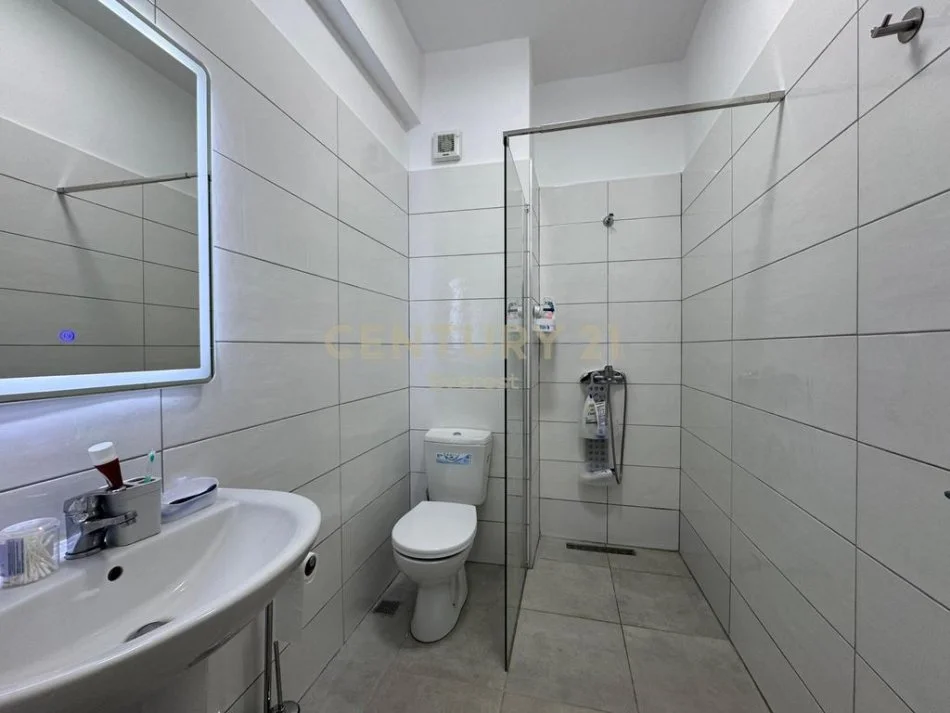 Tirane, jepet me qera apartament 2+1 Kati 7, 101 m² 750 € (Brryli)