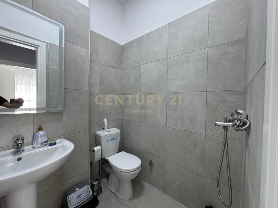 Tirane, jepet me qera apartament 2+1 Kati 7, 101 m² 750 € (Brryli)