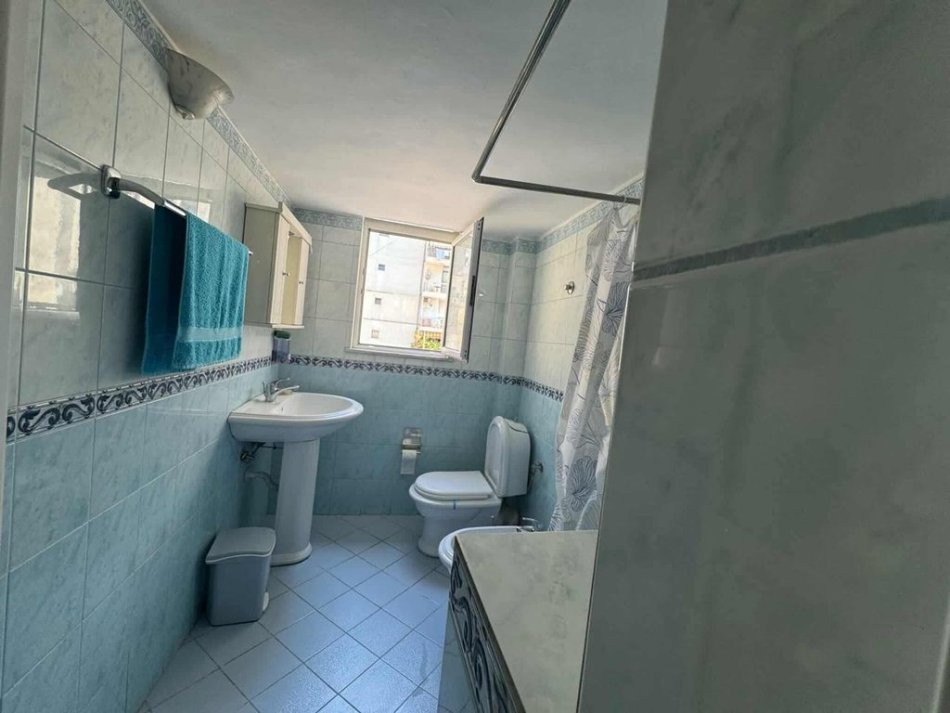 Tirane, jepet me qera apartament 2+1 Kati 4, 59 m² 650 € 