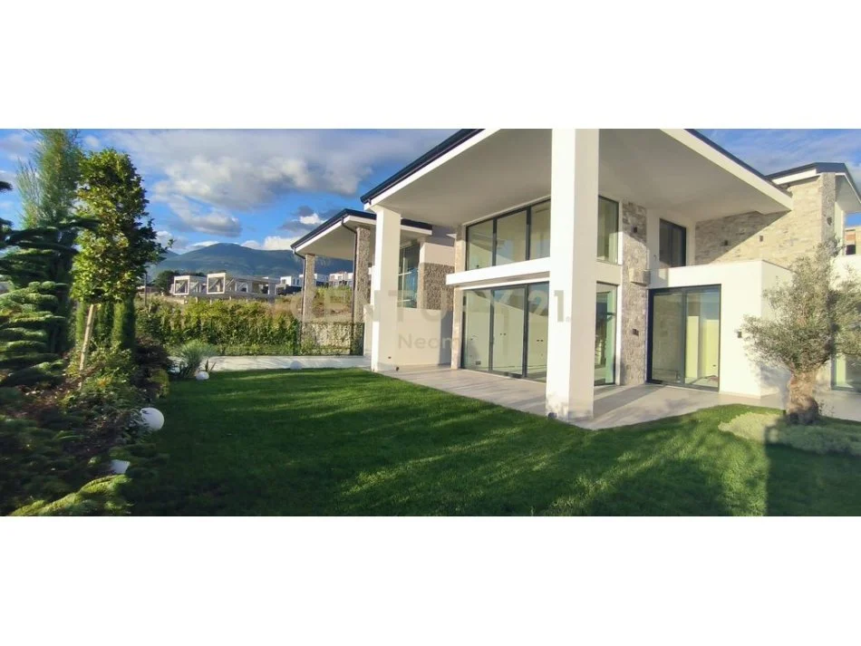 Tirane, shitet Vile 3+1+Aneks+Ballkon Kati 0, 450 m² 570.000 € (Neom122373)