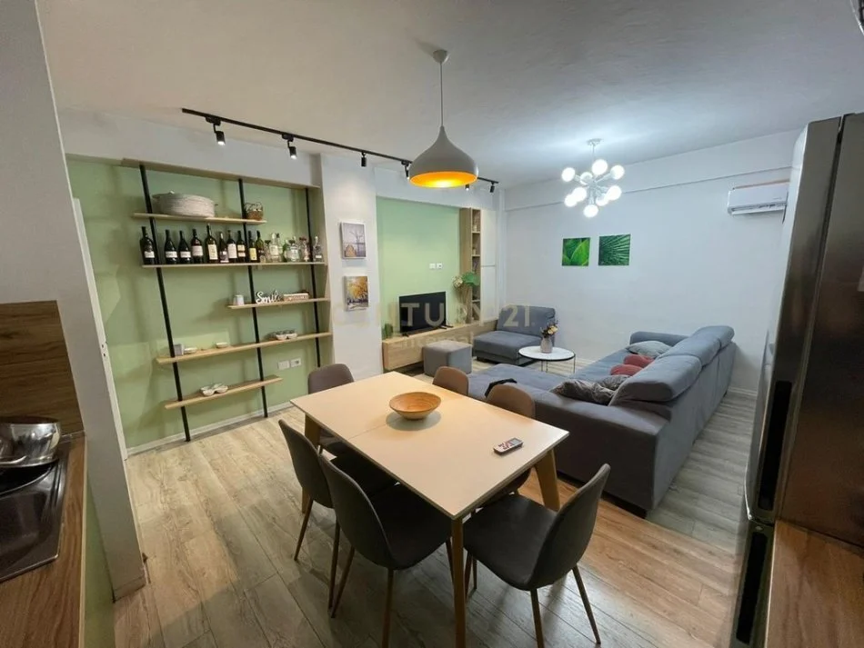 Tirane, jepet me qera apartament 3+1 Kati 4, 106 m² 930 € (IshSstacioni i Trenit)