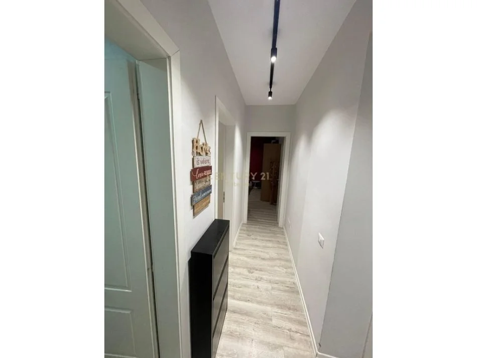 Tirane, jepet me qera apartament 3+1 Kati 4, 106 m² 930 € (IshSstacioni i Trenit)
