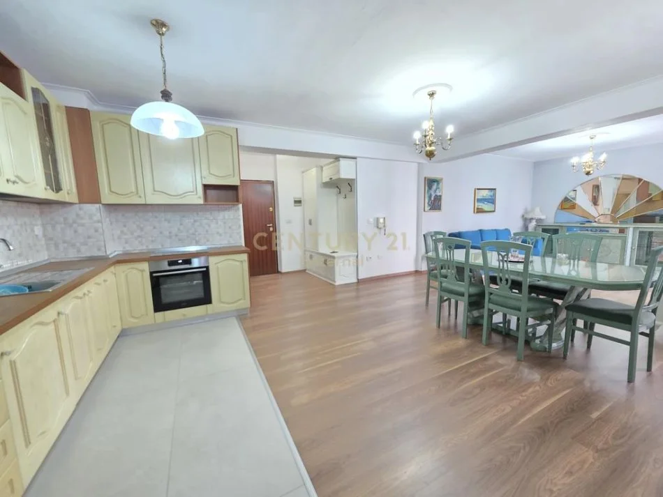 Tirane, jepet me qera apartament 2+1 Kati 3, 115 m² 1.000 € (ISH BLLOK)