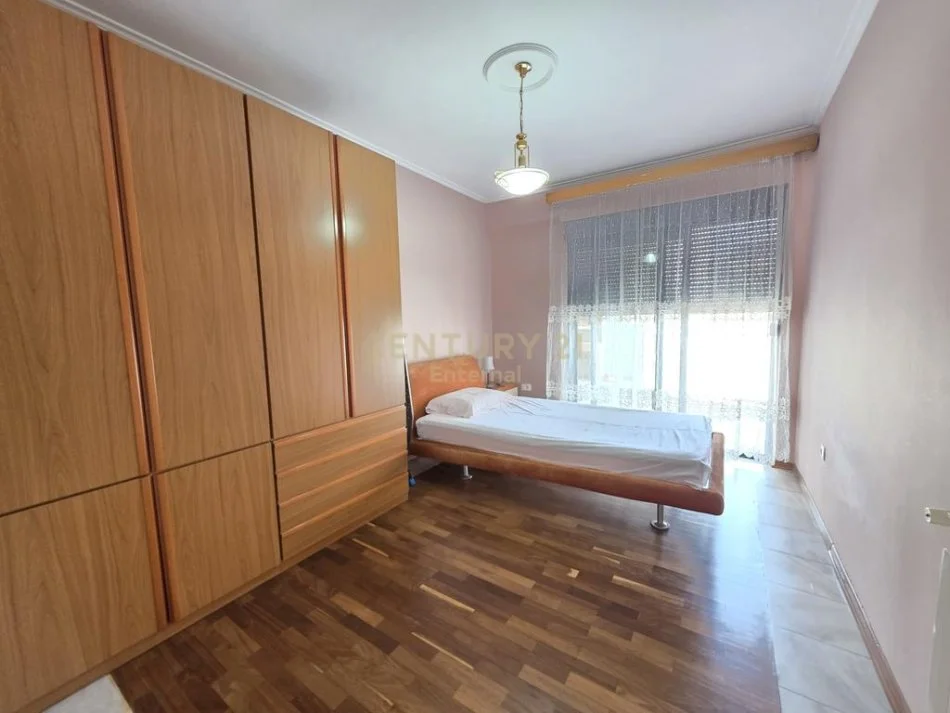 Tirane, jepet me qera apartament 2+1 Kati 3, 115 m² 1.000 € (ISH BLLOK)