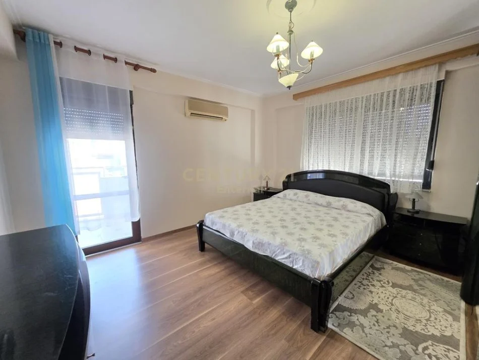 Tirane, jepet me qera apartament 2+1 Kati 3, 115 m² 1.000 € (ISH BLLOK)