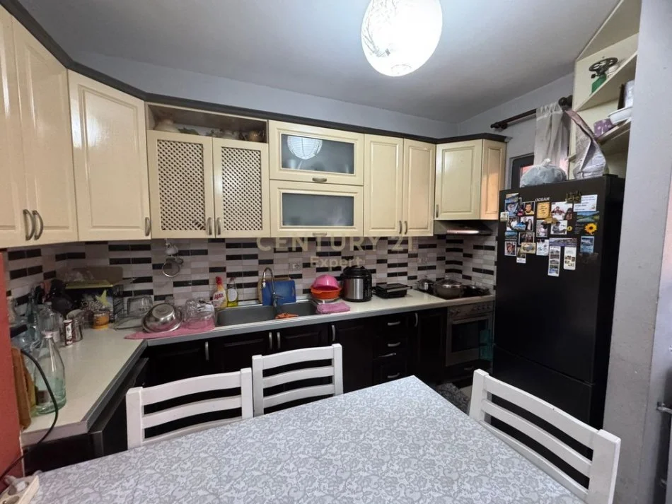 Tirane, jepet me qera apartament 2+1+Ballkon Kati 3, 106 m² 500 € (yzberisht)