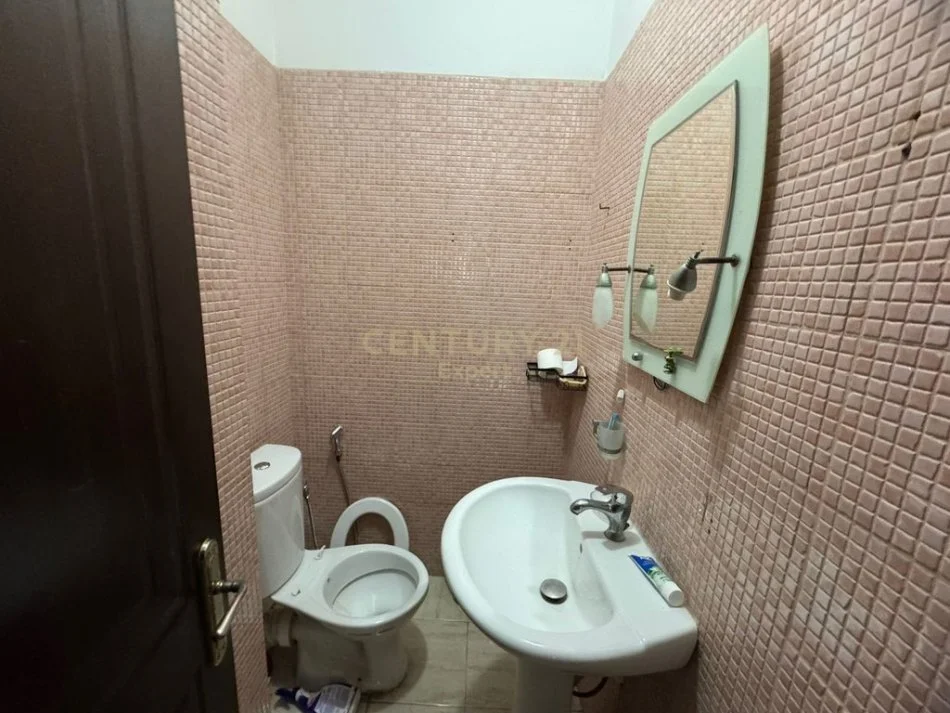 Tirane, jepet me qera apartament 2+1+Ballkon Kati 3, 106 m² 500 € (yzberisht)