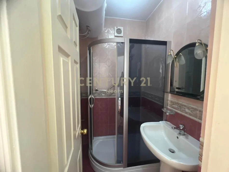 Tirane, jepet me qera apartament 2+1+Aneks+Ballkon Kati 6, 102 m² 700 € (Neom122453)