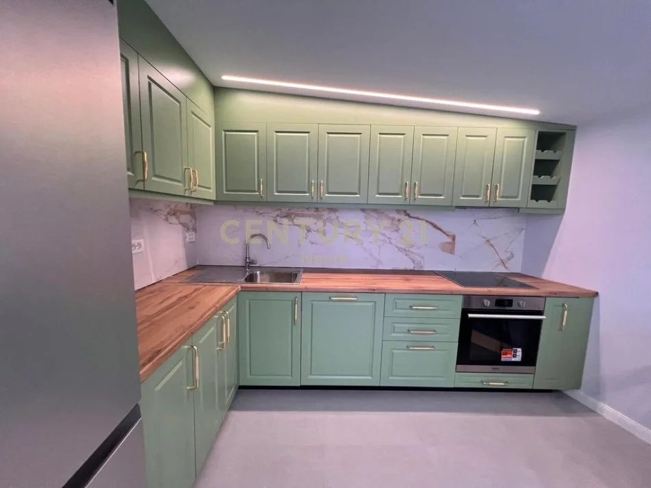 Tirane, jepet me qera apartament+verande | Penthouse 2+1+Aneks+Ballkon Kati 6, 140 m² 1.000 € (Neom122246)