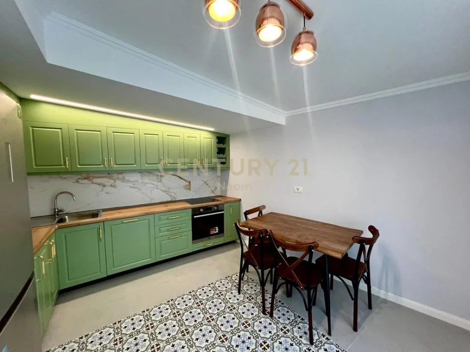 Tirane, jepet me qera apartament+verande | Penthouse 2+1+Aneks+Ballkon Kati 6, 140 m² 1.000 € (Neom122246)