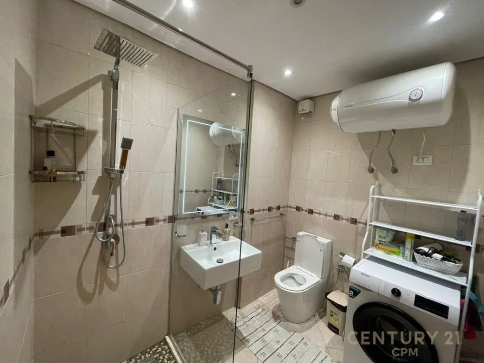 Tirane, jepet me qera apartament 1+1 Kati 11, 67 m² 950 € (Qendra Galeria, Rruga Barrikadave)