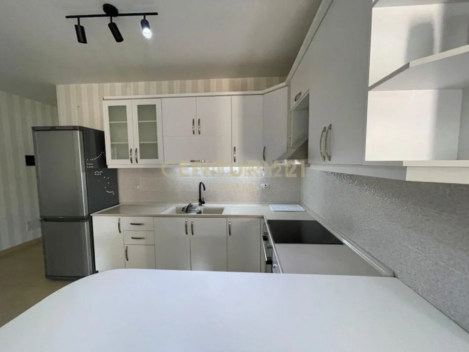 Tirane, jepet me qera 2+1 Kati 8, 100 m² 800 € (prane Lion Park)