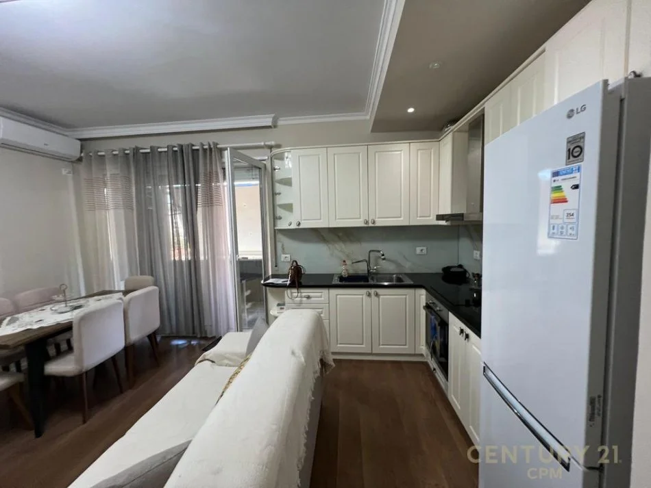 Tirane, jepet me qera apartament 2+1 Kati 2, 850 € (KOMUNA E PARISIT)