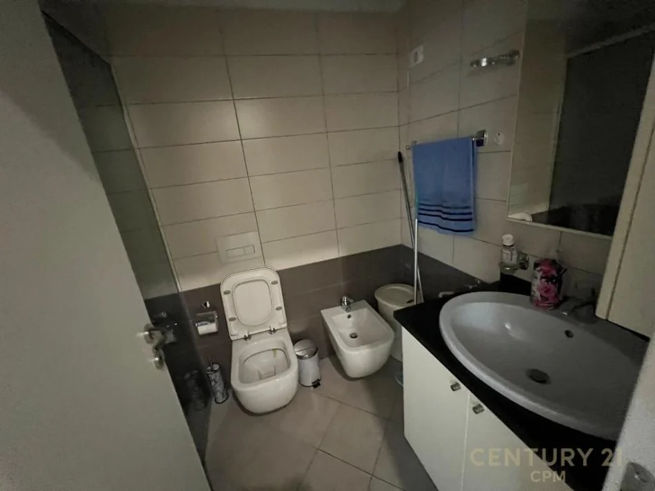 Tirane, jepet me qera apartament 2+1 Kati 2, 850 € (KOMUNA E PARISIT)