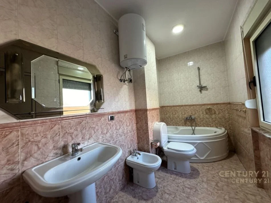 Tirane, jepet me qera apartament 3+1 Kati 3, 138 m² 850 € (Bulevardi Zogu i Parë)