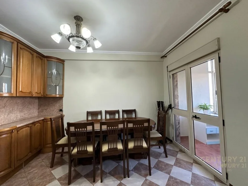 Tirane, jepet me qera apartament 3+1 Kati 3, 138 m² 850 € (Bulevardi Zogu i Parë)