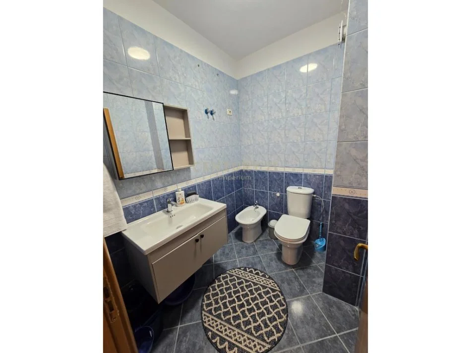 Tirane, jepet me qera apartament 2+1 Kati 8, 115 m² 650 € (Rrugën "5 Maj", pranë Shkollës "Tirana Jonë)