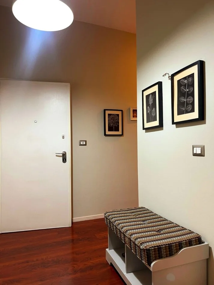 Jepet me qera apartament 2+1+Ballkon Kati 5, 110 m² 800 € (Blloku, Libri Universitar)