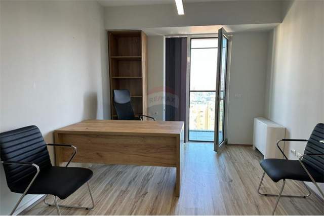 Tirane, jepet me qera zyre Kati 10, 124 m² 150 Euro (Faik Konica)