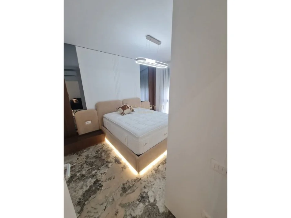 Tirane, jepet me qera apartament 1+1 Kati 4, 100 m² 1.200 € (Liqeni i Thate)