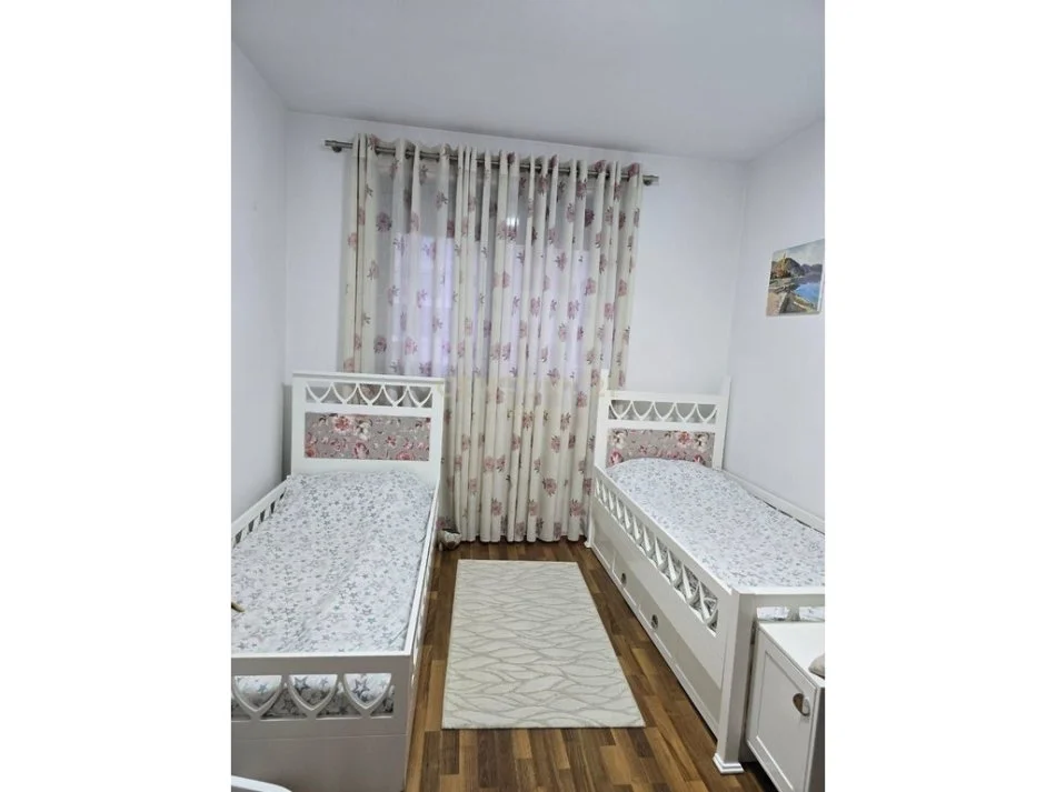 Tirane, jepet me qera apartament 2+1 Kati 7, 125 m² 900 € (TE REZIDENCA ALBA, ISH FUSHA AVIACIONIT)