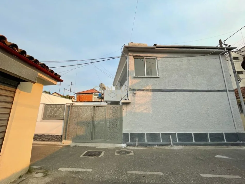 Tirane, jepet me qera shtepi 3+1+Aneks+Ballkon Kati 2, 127 m² 1.200 € (Rruga e Dibres)