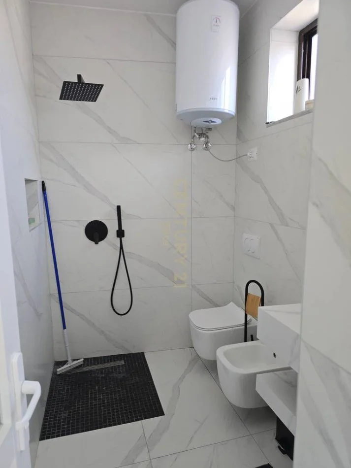 Tirane, jepet me qera shtepi 3+1+Aneks+Ballkon Kati 2, 127 m² 1.200 € (Rruga e Dibres)