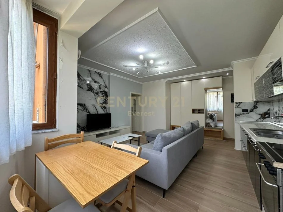 Tirane, jepet me qera apartament 2+1 Kati 3, 80 m² 600 € (FUSHA AVIACIONIT)